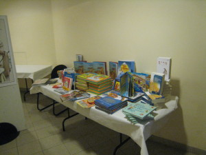 Uno spazio espositivo di libri, fuori dalla sala dell'incontro, con i libri per i più piccoli 