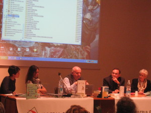 Don Ampelio Crema, presidente nazionale del CCSP e direttore del Festival Biblico di Vicenza, presenta alla platea l'idea del festival