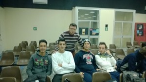 Franco Belviso con alcuni studenti del liceo 